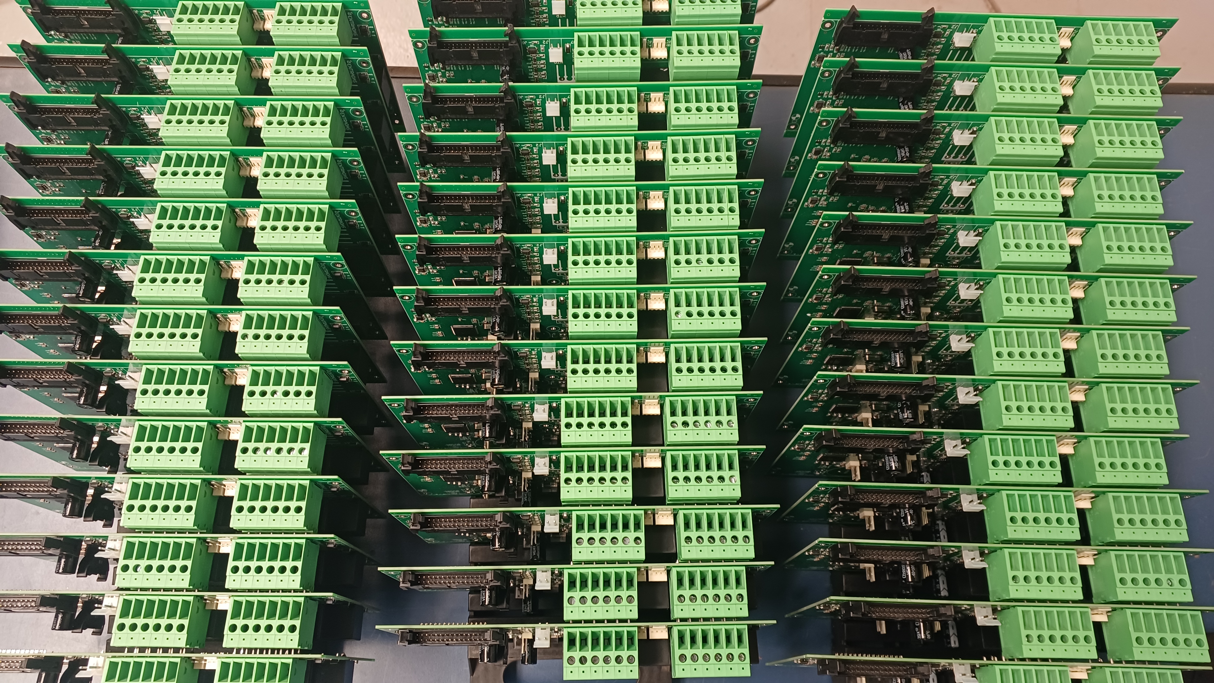 Equipamento de montagem automática de placas eletrônicas